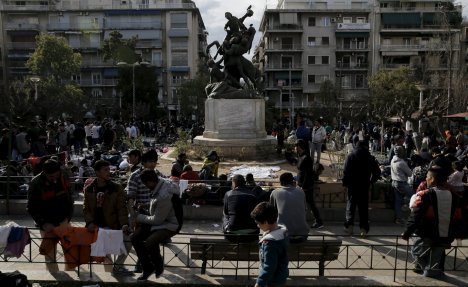 NEMA DOVOLJNO HRANE I ŠATORA: U Grčkoj zaglavljeno više od 30.000 migranata