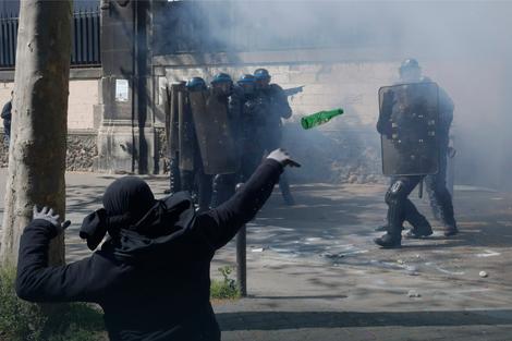 NEREDI U PARIZU Demonstranti gađali flašama policiju
