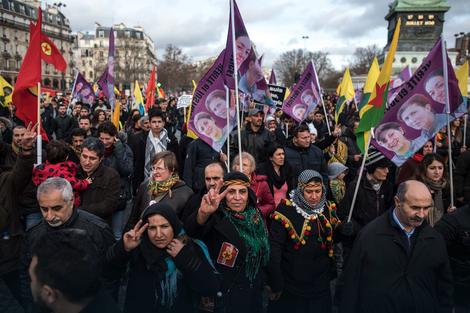 NEREDI U PARIZU Policija suzavcem rasterivala kurdske demonstrante