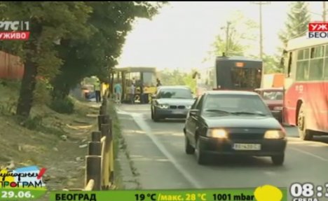 NESREĆA U BULEVARU KRALJA ALEKSANDRA: Autobus GSP sleteo s puta, vozaču pozlilo