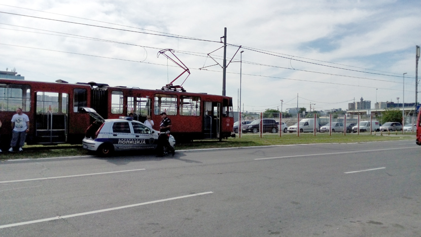 NOVI BEOGRAD: Sudar autobusa i automobila