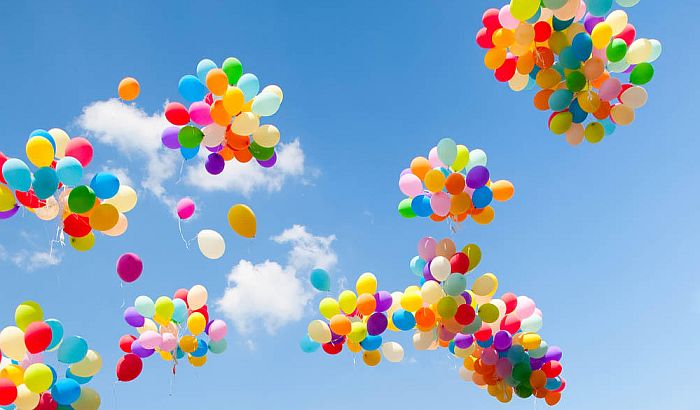 Na Trgu slobode stotine balona za decu obolelu od raka