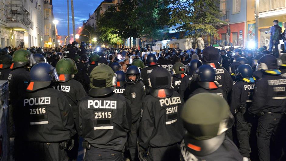 Na protestima u Berlinu povređeno više od 120 policajaca