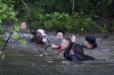Najmanje devet osoba STRADALO u poplavama u Hjustonu