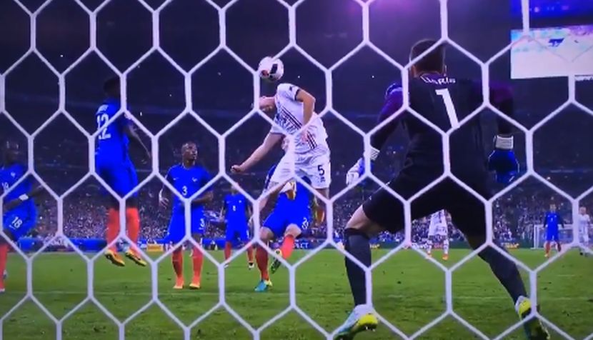 Najmoćnija odbrana! Islanđanin gađa glavom, ali vidite francuskog golmana (VIDEO)