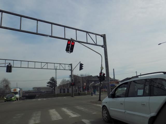 Nakrivljeni semafor preti vozačima i pešacima