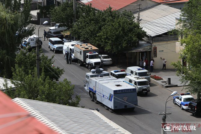 Naoružana grupa u Jerevanu oslobodila dvojicu talaca