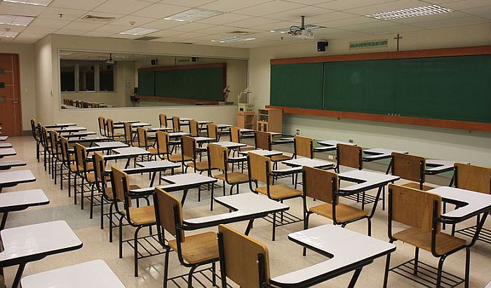 Nastavnik bacao stolove po učionici, povređeno šest učenika