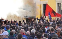 
					Nekoliko hiljada ljudi u Tirani traži ostavku albanske vlade 
					
									