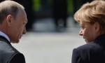 Nemci uzvikuju: „Putina u Berlin — Merkelovu u Sibir“