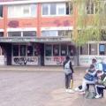 Nepoznati neopaženo ušetao u zgradu škole za vreme malog odmora (video)