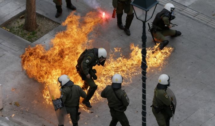 Neredi u Grčkoj, policija zasuta kamenjem i molotovljevim koktelima