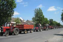 Nezadovoljni poljoprivrednici traktorima krenuli prema Tuzli (VIDEO)