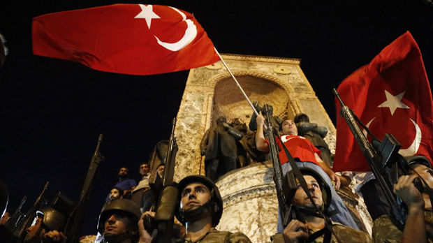 Novi bilans čistki u Turskoj: Otpušteno 2.400 vojnika i zatvoreno 130 medija