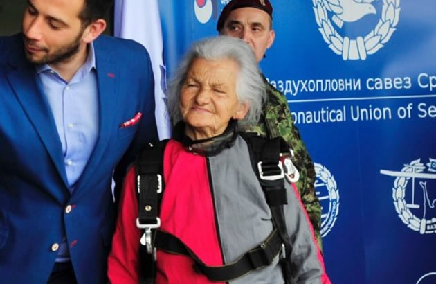 ONA JE RODILA HEROJA Jovanka (83) majka padobranca koji je poginuo na Kosovu skocila padobranom