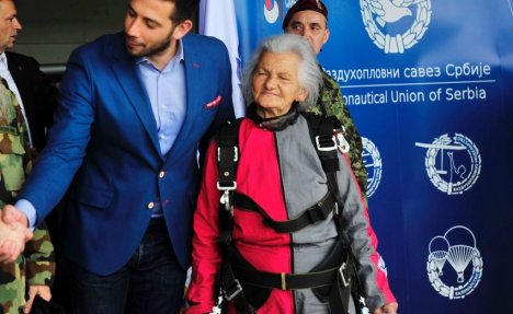 ONA JE RODILA HEROJA: Jovanka (83), majka padobranca koji je poginuo na Kosovu, skočila padobranom!