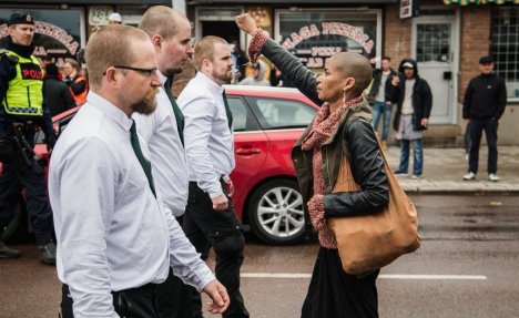 OVA ŽENA JE HEROJ: Krenula sama protiv kolone neonacista u Švedskoj