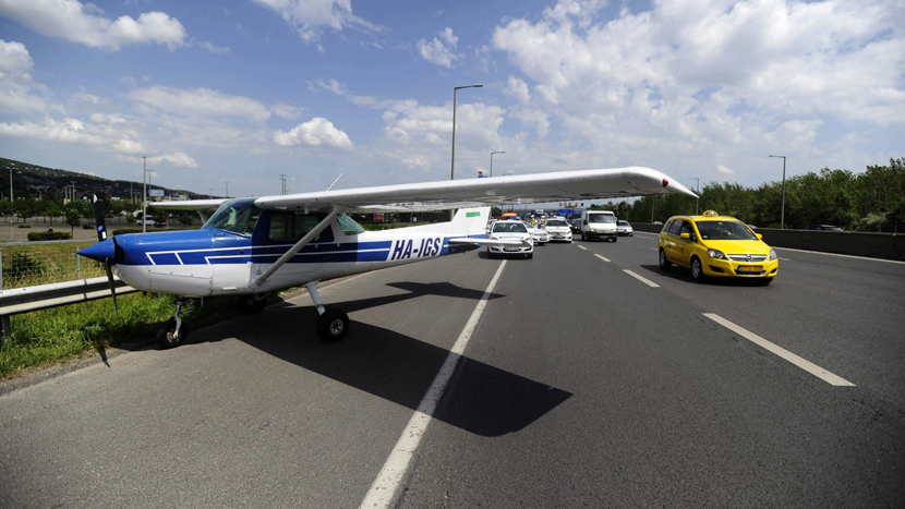 OVAKO NEŠTO SE RETKO VIĐA: Avion prinudno sleteo na auto-put u Mađarskoj (FOTO)