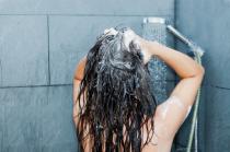 Obrnuto pranje: Šta se dešava kada regenerator koristimo pre šampona?