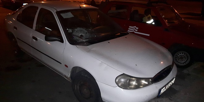 Obrušila se fasada desetospratnice u Boru, oštećeni automobili [FOTO]