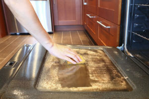 Očistite kuhinjske uređaje od masnoće i kamenca bez ribanja