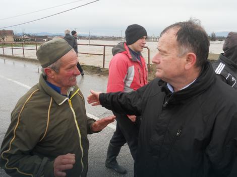 Ogorčeni Čačni NASRNULI na gradonačelnika, Ilić: Kiša nas je iznenadila, ništa nismo mogli