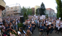 Oko 5.000 gradjana na protestu zbog smena u RTV