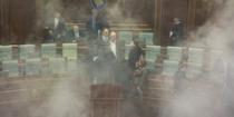 Opet bačen suzavac u parlamentu, ispred demonstracije