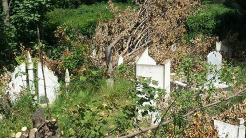 Oskrnavljeno muslimansko groblje u Severnoj Mitrovici  