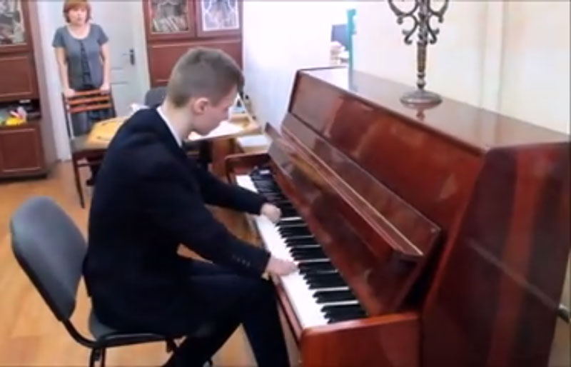 Ostavio bez reči: Pogledajte kako ovaj momak svira klavir bez prstiju! VIDEO