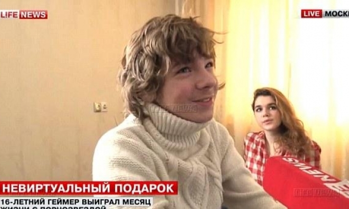 Otac ruskog tinejdžera ne pušta sina samog s porno glumicom: Mlad je, ja ću preuzeti nagradu