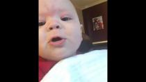 Ova beba ima petlju! (VIDEO)
