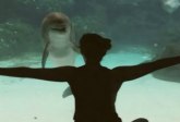 Ova devojka je uspela da nasmeje delfina (VIDEO)