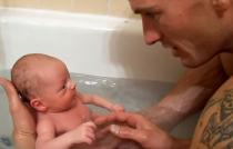 Ovaj tata je rešio da prvi put okupa svoju bebu, a onda se dogodilo nešto predivno! VIDEO