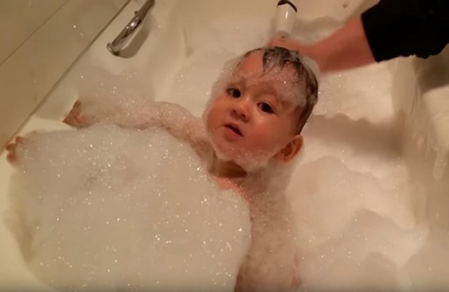 PA KAKVA JE TO MAJKA Snimila svoju bebu kako se brcka u kadi i RAZBESNELA internet (VIDEO)