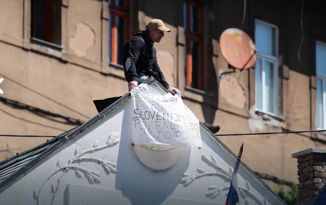 PANIKA U SARAJEVU Muškarac preti da će skočiti sa krova ambasade Slovenije