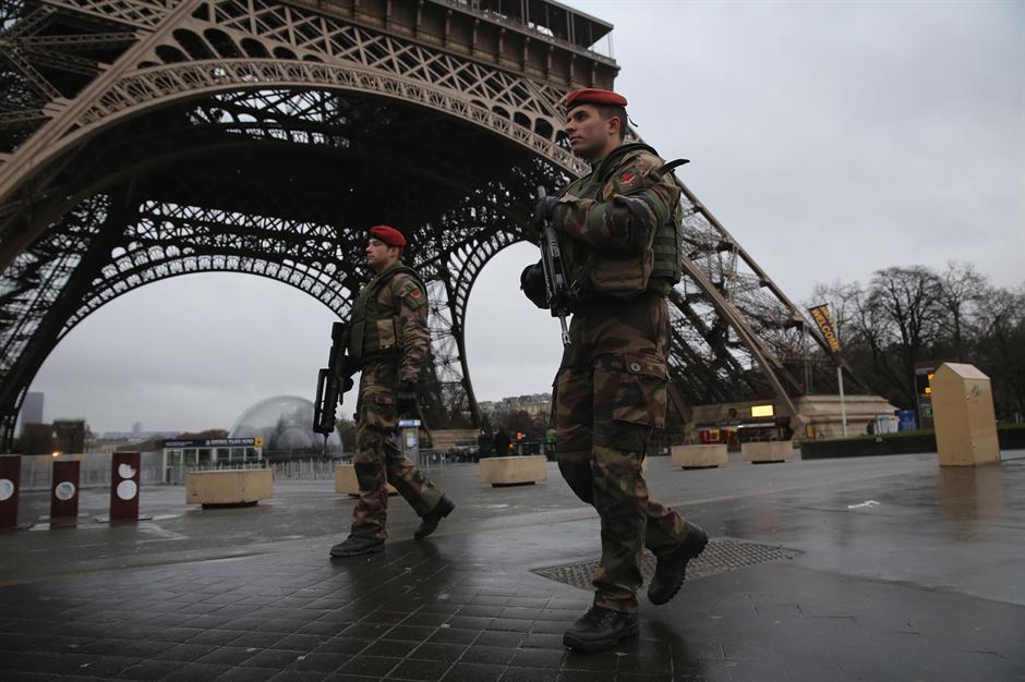 PARIZ: Ubio policajca, uzeo ženu i dete za taoce