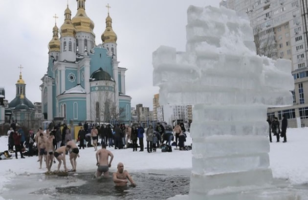 PLIVAJU KROZ LED I NA MINUS 30 Ovako HRABRI Rusi slave Bogojavljenje (FOTO) (VIDEO)