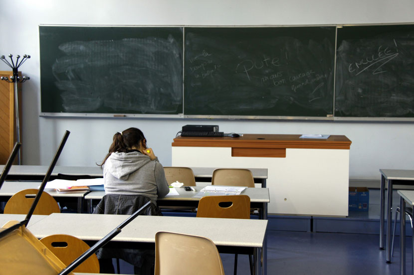 POBESNELI NASTAVNIK IZ BOSNE: Bacao stolove po učionici, povredio šestoro učenika!