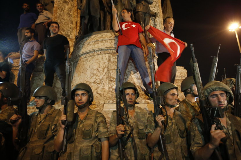 POČINJE GRAĐANSKI RAT U TURSKOJ: Vojska ušla tenkovima među Erdoganove pristalice, odjekuju pucnji (VIDEO)