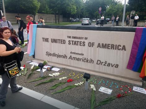 PODRŠKA ZA ORLANDO Nekoliko desetina ljudi ispred američke ambasade u Beogradu