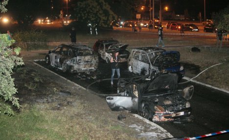 POLICIJA TRAGA ZA PIROMANOM S NOVOG BEOGRADA: Zapalio BMW, plamen zahvatio i njegovu ruku