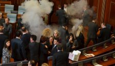 PONOVO SUZAVAC Početak zasedanja u dimu, od predsedništva zatraženo da se opozicija isključi na duži rok