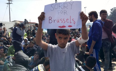 PORUKA KOJA JE OBIŠLA SVET Dečak na makedonskoj granici: Izvinite za Brisel! 