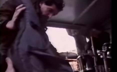 POSLE 24 GODINE PUŠTEN CELI SNIMAK: Kako su rok heroji 1992. iz kamiona prašili protiv rata