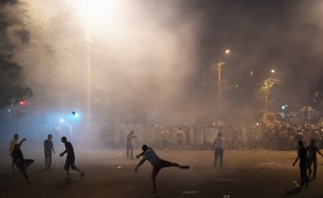 POTPUNI HAOS U JERMENIJI: Zauzeta policijska stanica, policajci šok bombama na demonstrante