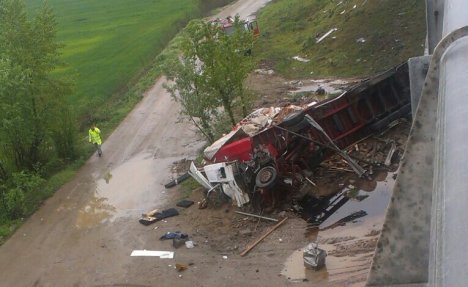 POTRESNI PRIZORI SA MESTA NESREĆE: Smrskani kamion i auto kod Velike Plane, vozači poginuli