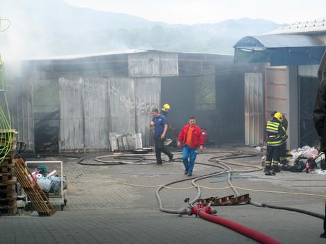 POŽAR U LOZNICI Izgorela fabrika papira, vatrogasci sprečili da se vatra raširi na okolne kuće