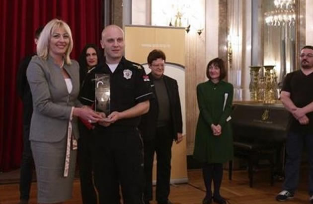 PRIZNANJE ZA HRABROST Nagradjen prvi srpski policajac koji je javno objavio da je gej