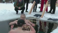 PRIZOR DA SE SMRZNEŠ Rusi igraju šah u ledom okovanom jezeru